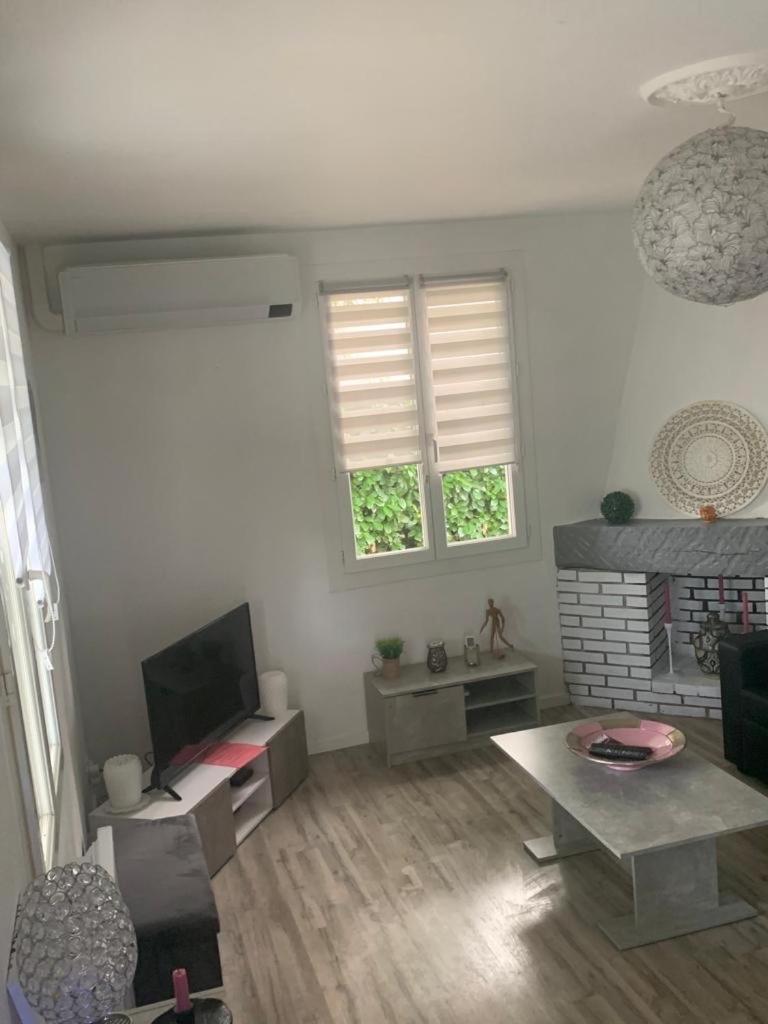 Jolie Villa Independante Climatisee 3 Chambres Tout Confort 6 Couchages, Piscine Chauffee 4 X 8 Disponible Selon Meteo De Mai A Fin Septembre, Jacuzzi 4 Places, Boulodrome Eclaire, Ping-Pong, Wifi, Proche Commerces Animaux Domestiques Sur Demande Bretenoux ภายนอก รูปภาพ